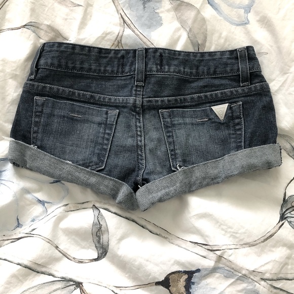Guess Low Rise Jean Shorts - Size 24 - Picture 2 of 5